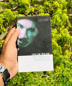 The Picture of Dorian Gray Novel by Oscar Wilde  ( Papaerback )